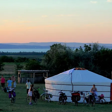 Kamp alanı Dharma Horse Shelter & Farmping Siofok